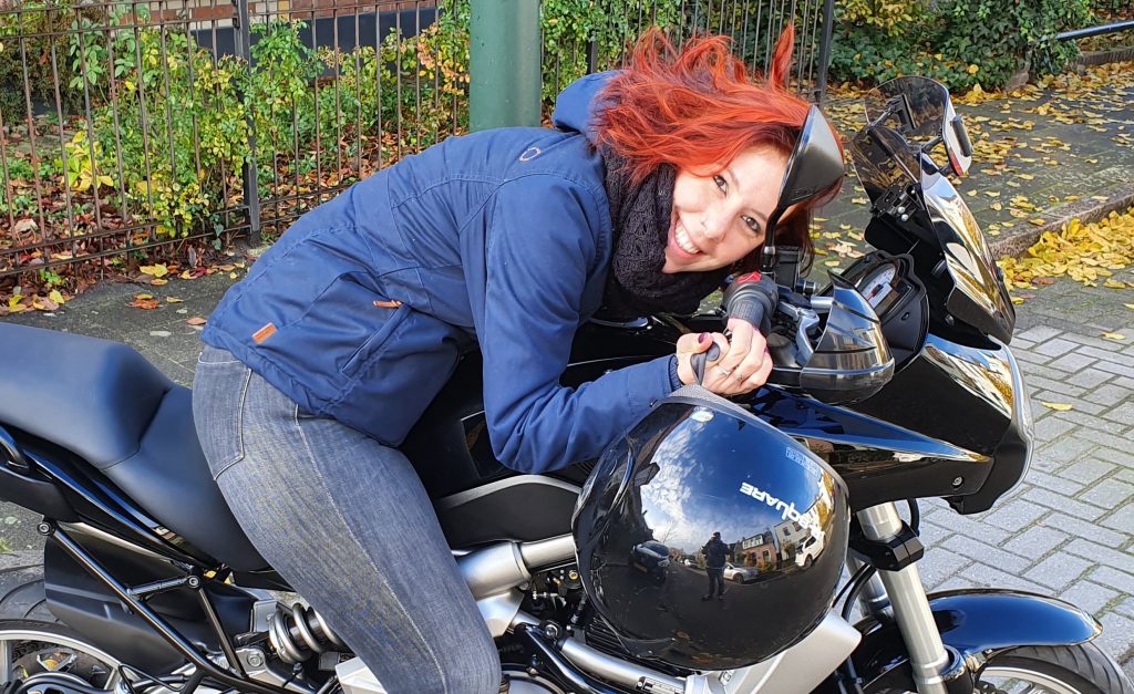 Wonderwoman Naomi schenkt haar motor aan de Catharina Health Foundation