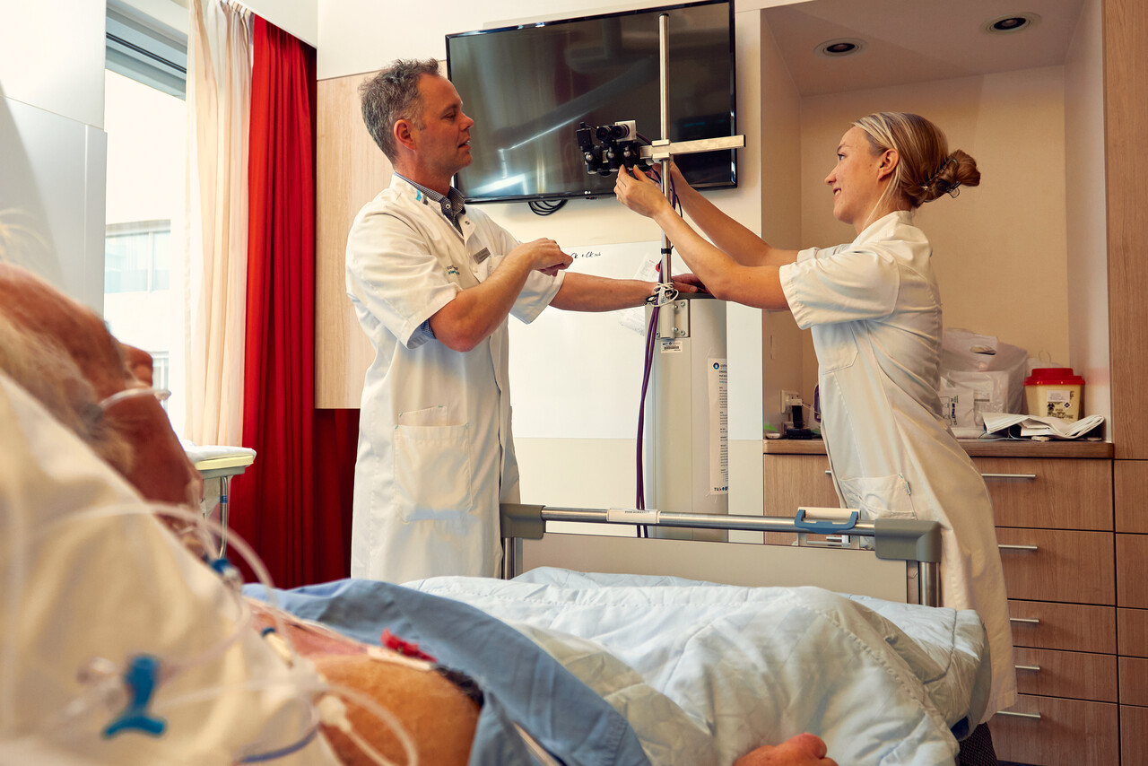 Arthur Bouwman en Iris Cramer installeren een slimme camera